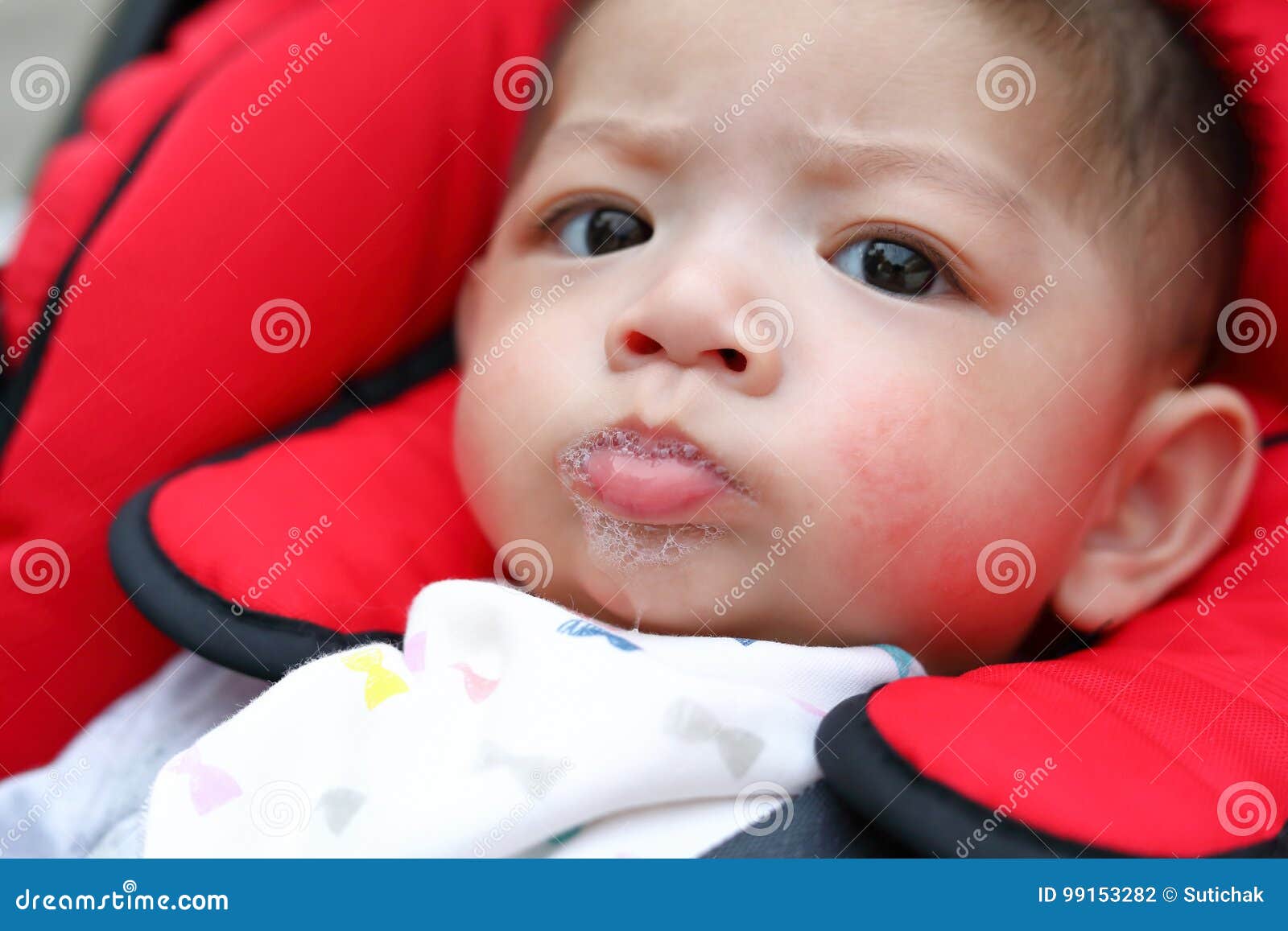 Bave Espiegle Heureuse De Salive De Bulles De Bebe Garcon Mignon Sur La Bouche D Enfant Photo Stock Image Du Innocent Enfance