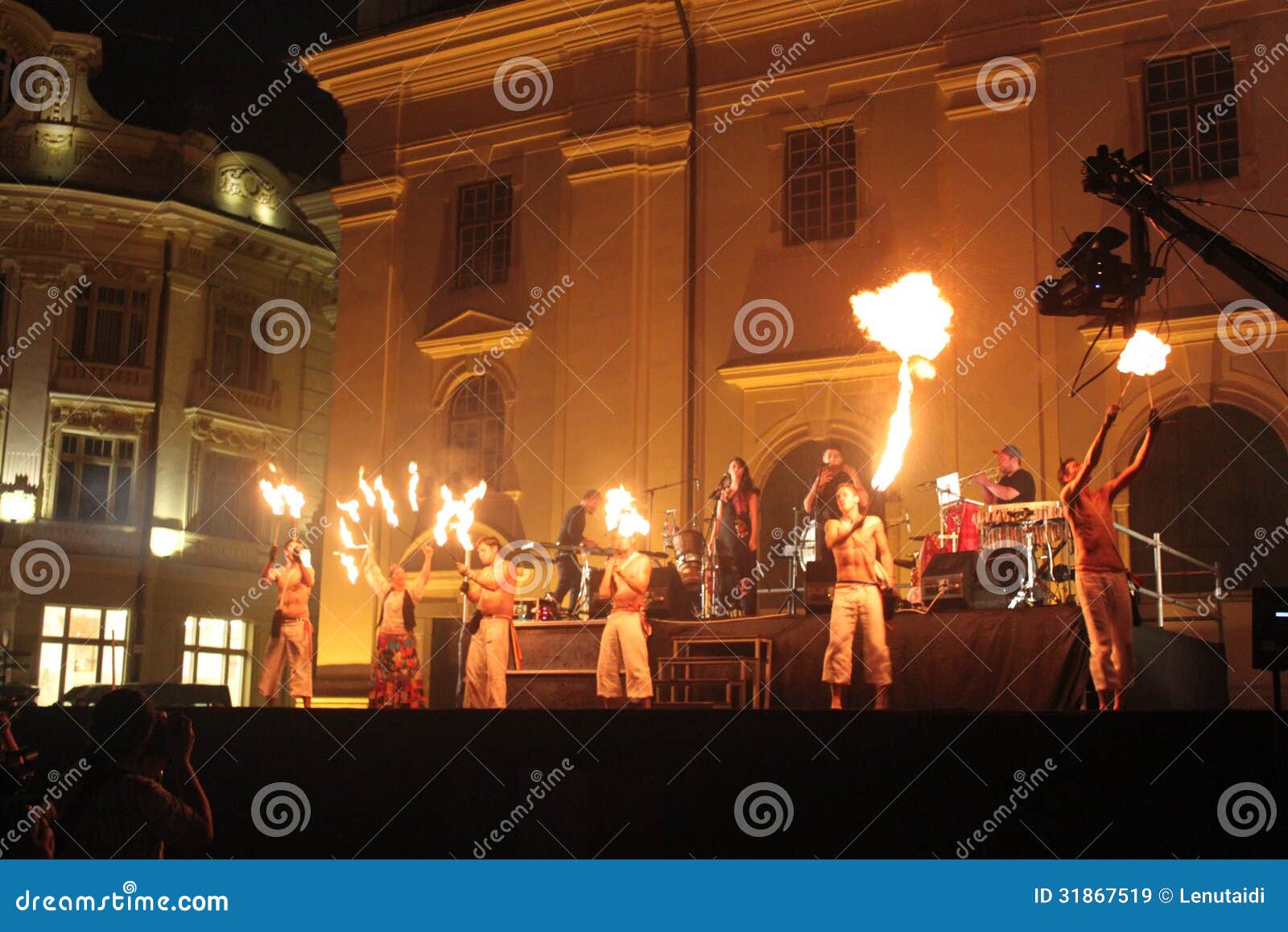 Wykonawcy bawić się z ogieniem przy Międzynarodowym festiwalem teatr, Sibiu, Rumunia