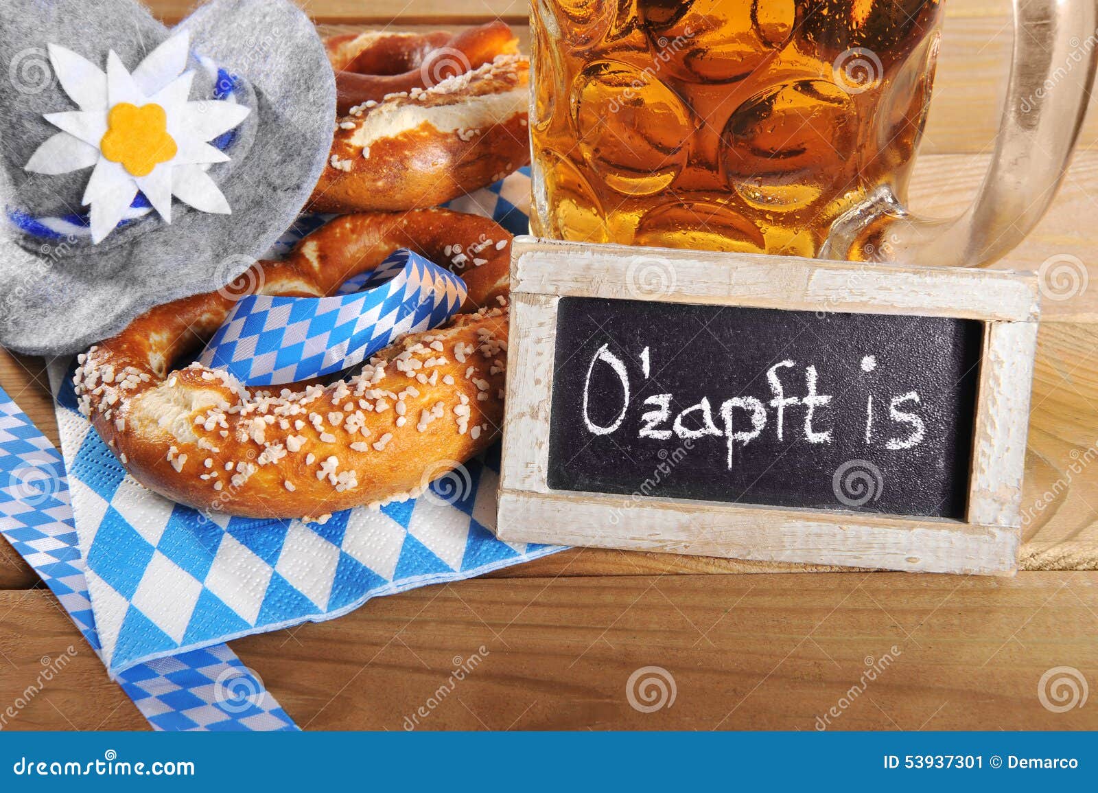 Bayerische Weiche Brezel Oktoberfest Mit Bier Stockbild - Bild von krug ...