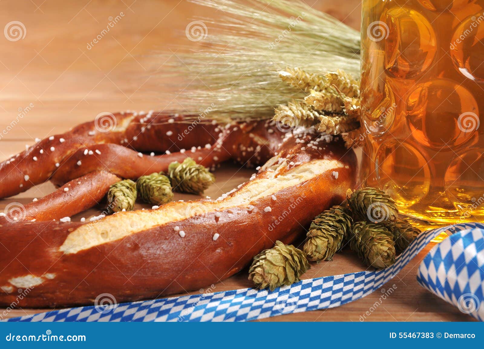 Bayerische Weiche Brezel Oktoberfest Mit Bier Stockbild - Bild von ...