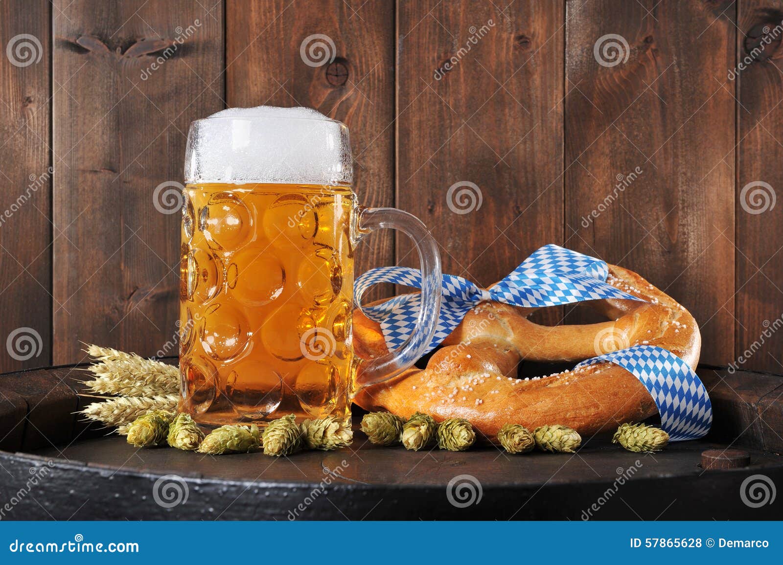 Bayerische Weiche Brezel Oktoberfest Mit Bier Stockfoto - Bild von ...
