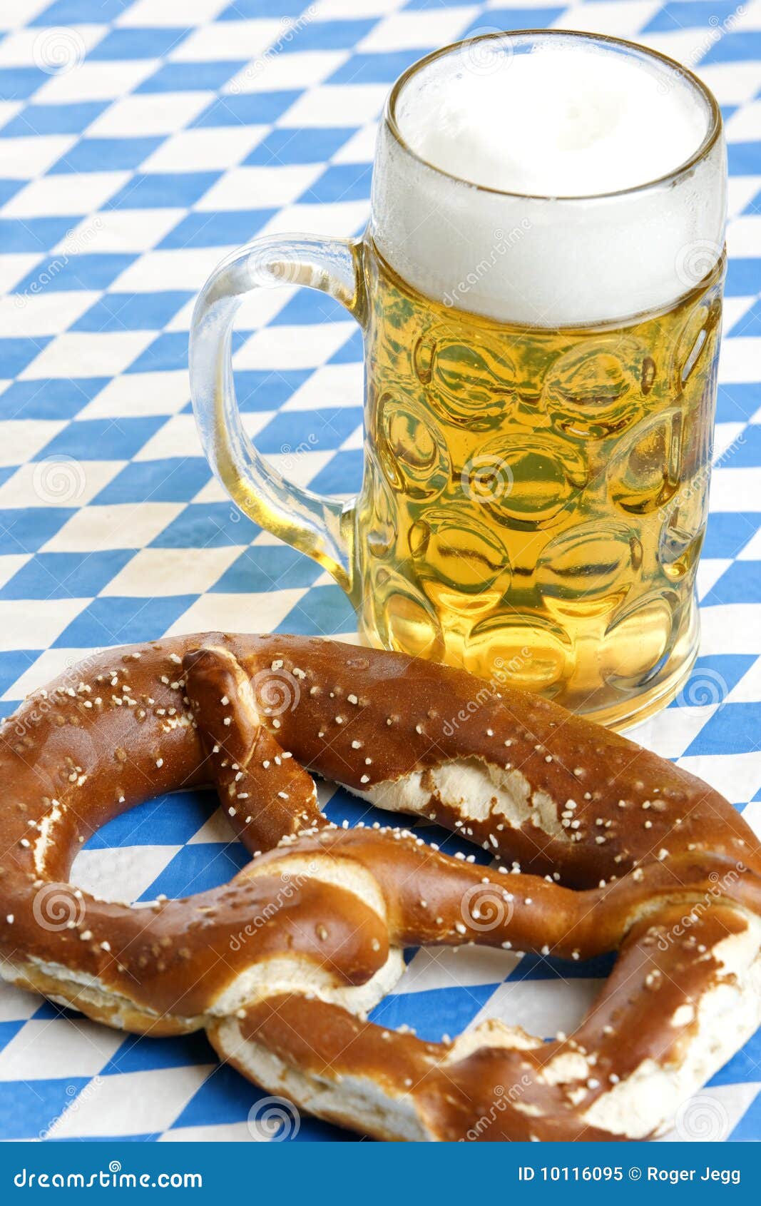 Bayerisches Bier Und Brezel Bei Oktoberfest Lizenzfreies Stockfoto ...