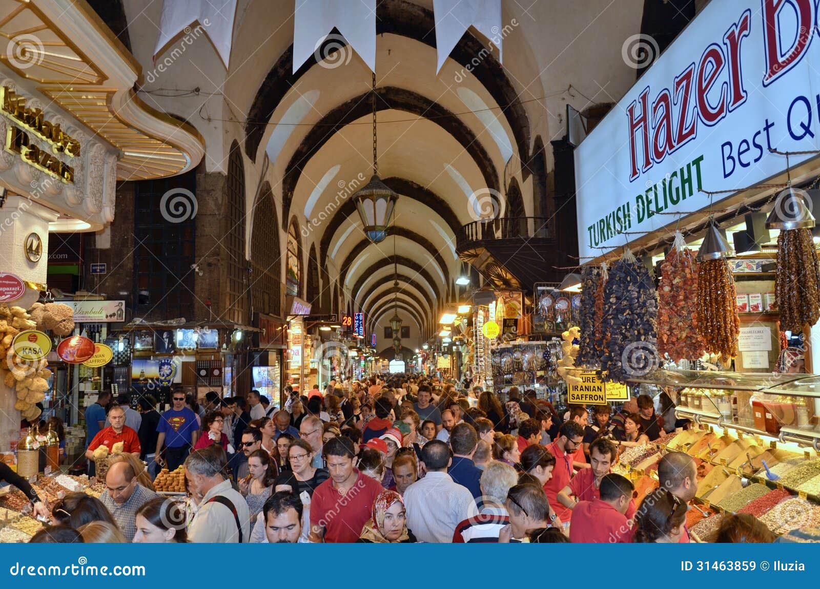 ESTAMBUL - 4 de mayo: Turistas que visitan el bazar egipcio (bazar de la especia) el 4 de mayo de 2013 en Estambul, Turquía. Está situado en Eminönü el segundo mayor centro comercial cubierto después de bazar magnífico.