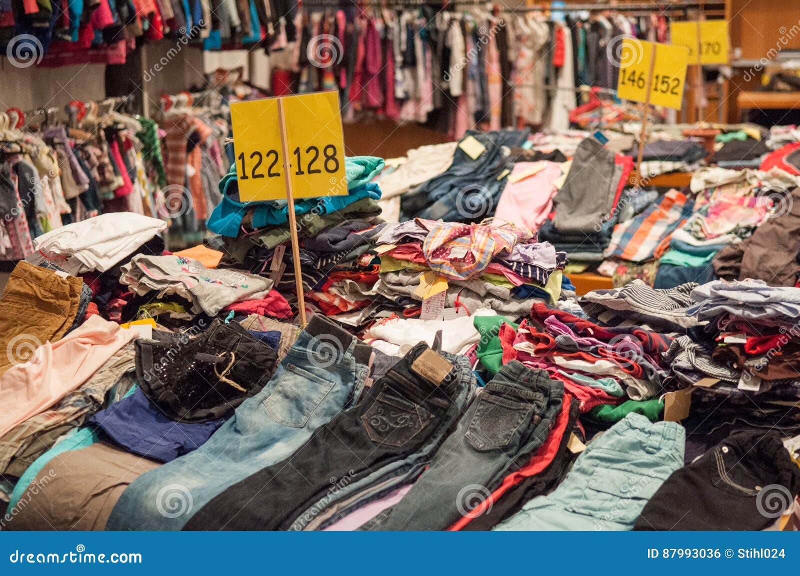 Bazar usado la ropa foto archivo. Imagen de compra - 87993036