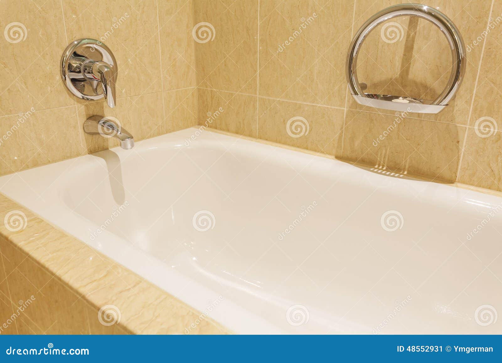 Bañera En Una Habitación Lujosa Imagen de archivo - Imagen de blanco