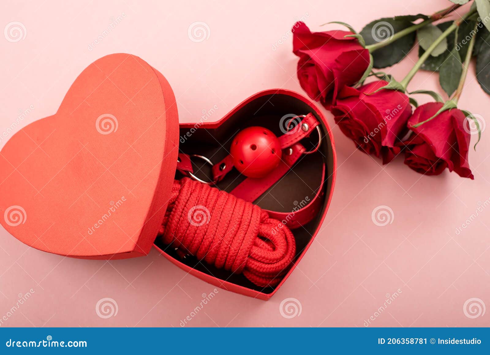 Bdsm расположен в поле в форме сердца и красные розы в розовой фон. Идея подарка дня Святого Валентина Стоковое Изображение - изображение насчитывающей бонанцы, февраль: 206358781