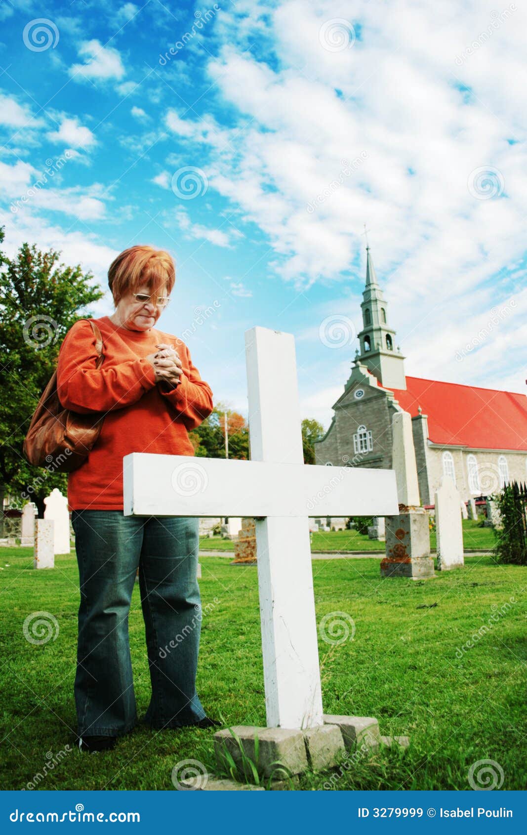 Be kvinna. Kvinna för tombs för framdel för bakgrundskyrkogårdkyrka mogen be SAD