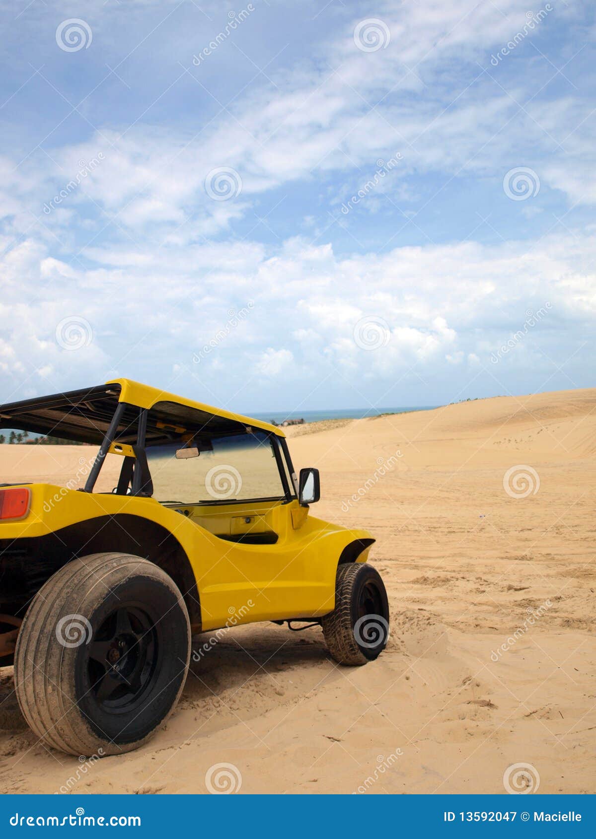 Misleidend Gesprekelijk . Beach buggy in sand dunes stock image. Image of game - 13592047