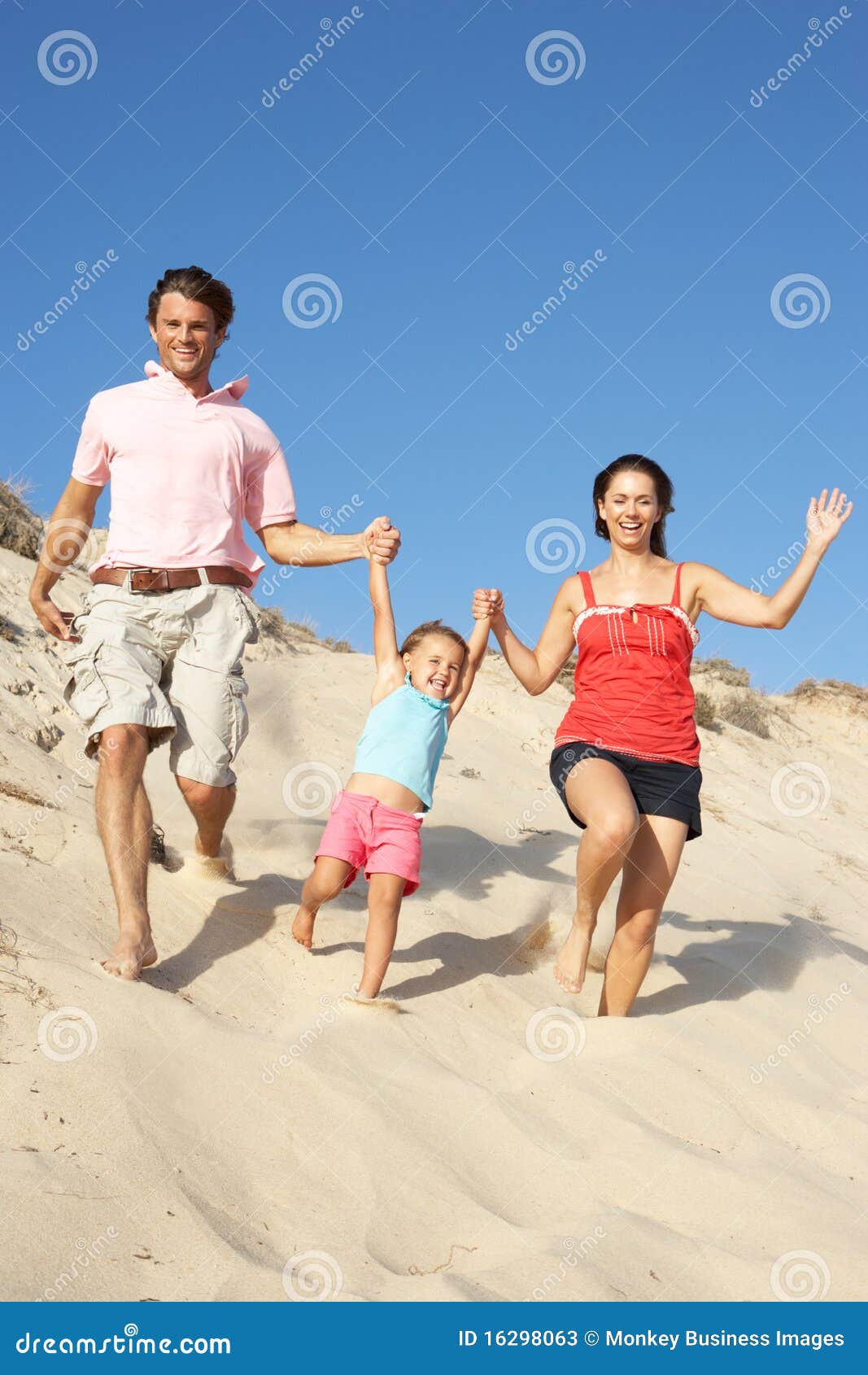 Beach Down Dune Enjoying Family Holiday Running Στοκ Εικόνα - εικόνα ...