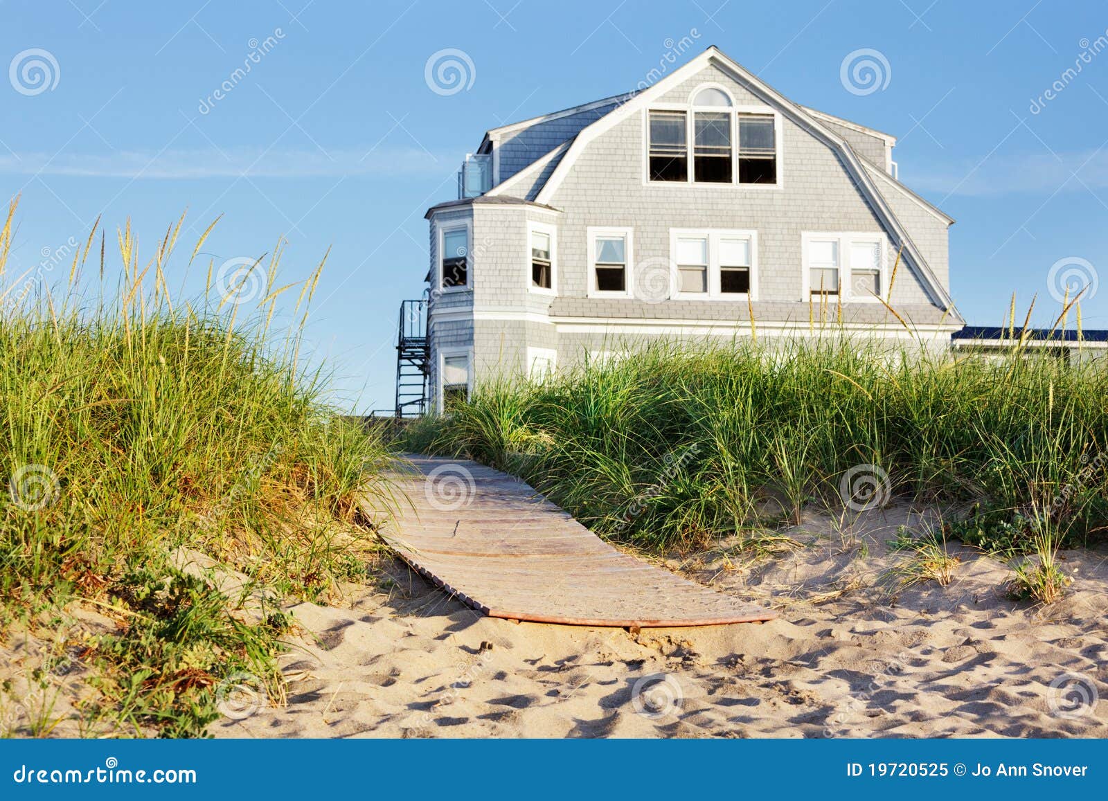 Beach house sunrise stock image. Image of sunlight, home 19720525