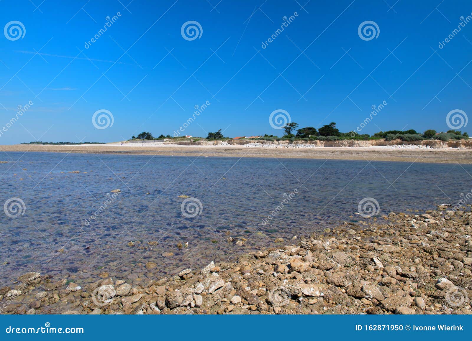 Beach Ile de Re foto de stock. Imagem de nave, baixo - 162871950