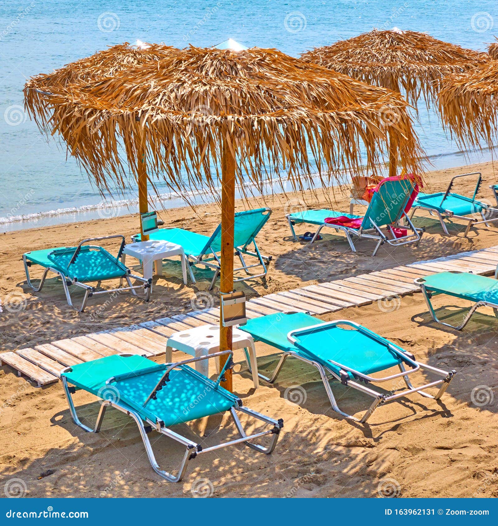 Beach met parasols stock afbeelding. Image of rolstoel 163962131