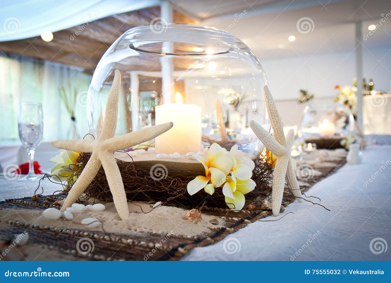 https://thumbs.dreamstime.com/z/beach-theme-wedding-bridal-table-themed-starfish-flowers-sand-large-glass-candelabra-75555032.jpg