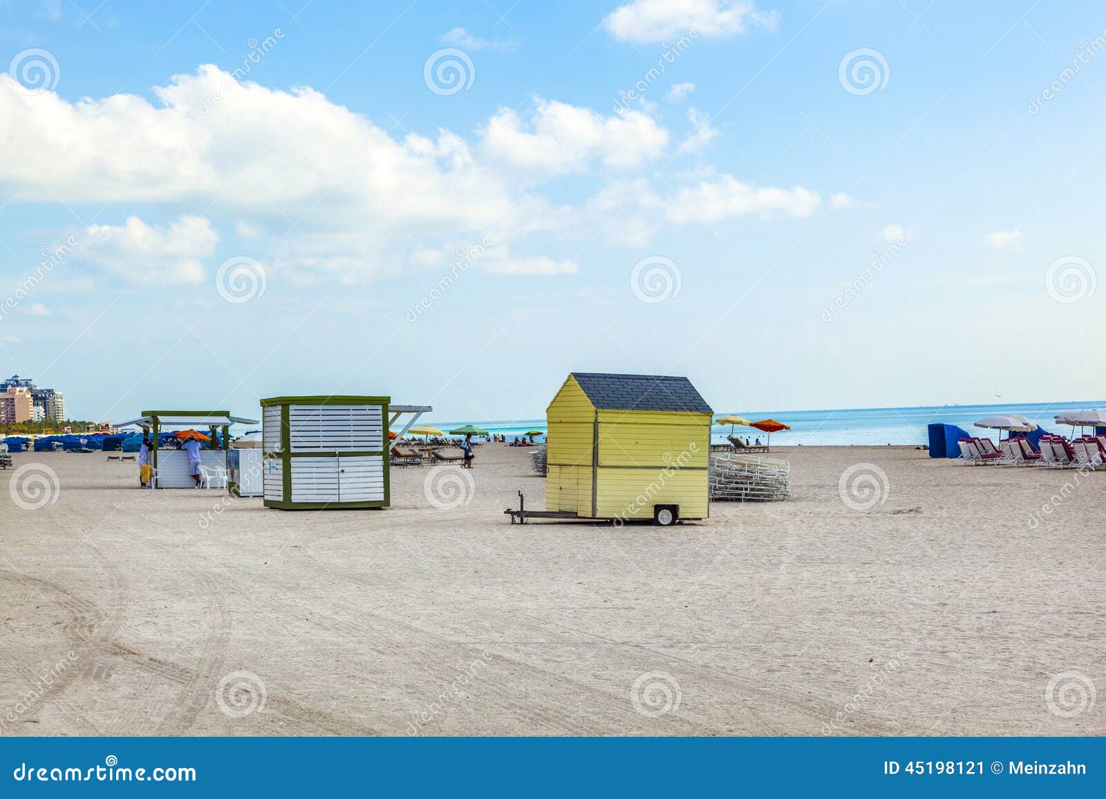 Beachlife en la playa blanca en Miami del sur. MIAMI, LOS E.E.U.U. - 31 DE JULIO DE 2010: remolque por la mañana en la playa blanca del beautifulSOBE en Miami, los E.E.U.U. La playa del sur es la playa más famosa de los E.E.U.U.