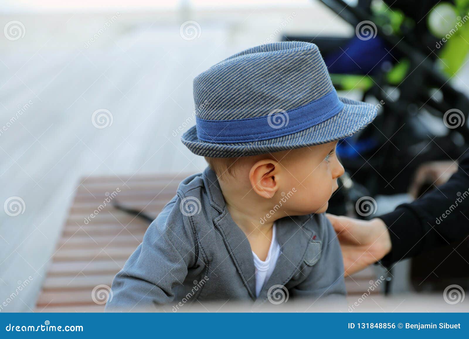 Beau Bebe Garcon Avec Le Chapeau Et La Veste De Costume Photo Stock Image Du Enfant Elegance Beau Bebe Garcon Avec Le Chapeau Et La Veste De Costume Photo Stock Image Du Enfant Elegance