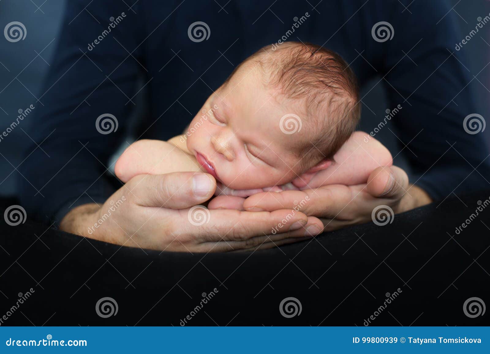 Beau Bebe Garcon Dormant Paisiblement Dans Des Mains De Peres Nourrisson Image Stock Image Du Soin Innocence