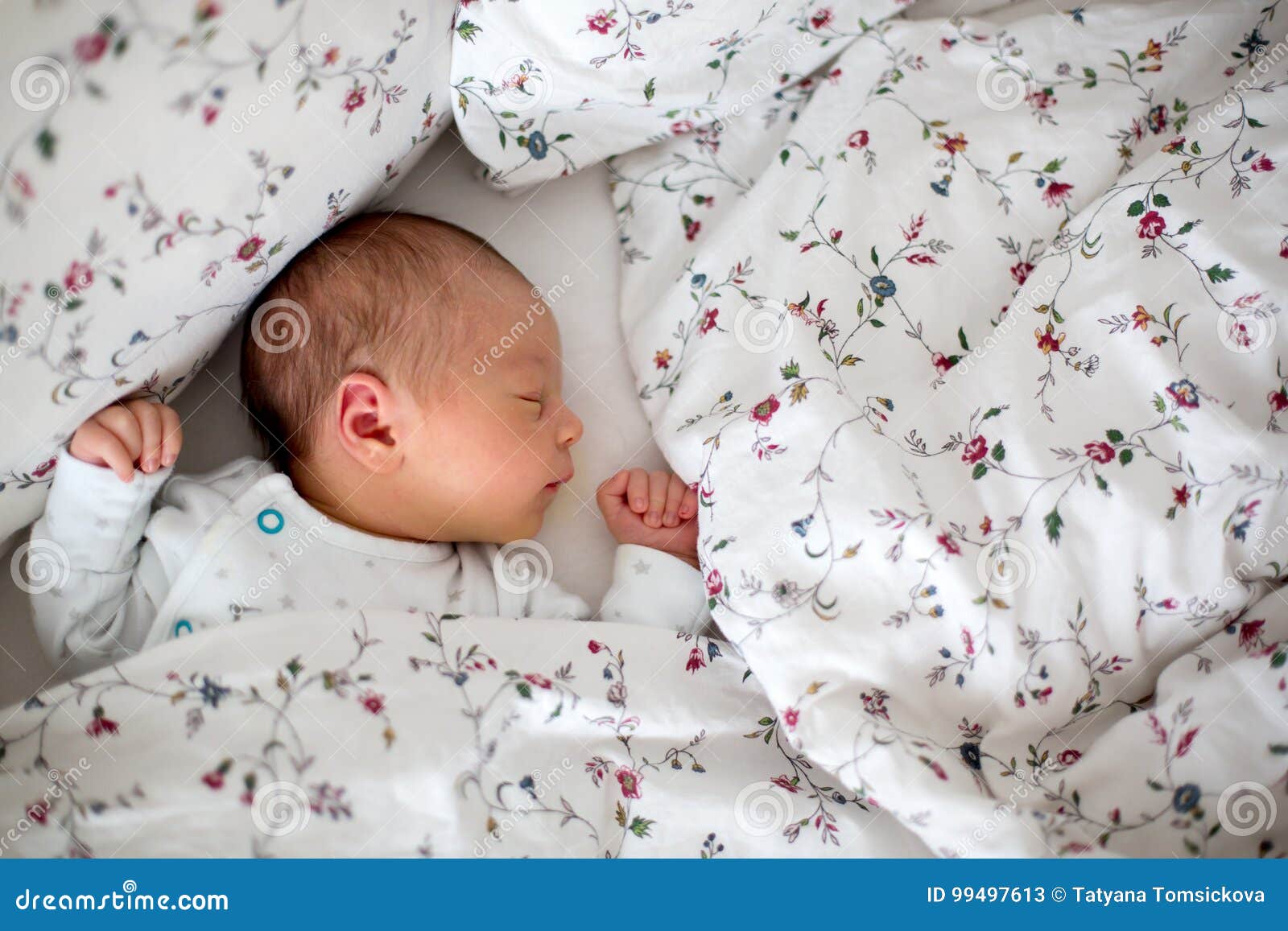 Beau Bebe Garcon Nouveau Ne Dans Le Lit Nourrisson Se Couchant Dans Le Lit Hea Image Stock Image Du Sain Enfant Beau Bebe Garcon Nouveau Ne Dans Le Lit Nourrisson Se Couchant Dans Le Lit Hea Image Stock Image Du Sain Enfant