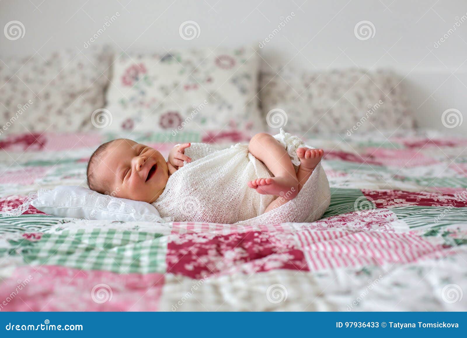 Beau Bebe Garcon Nouveau Ne Largement Souriant Enveloppe Dans L Enveloppe Lyi Image Stock Image Du Trouble Innocence Beau Bebe Garcon Nouveau Ne Largement Souriant Enveloppe Dans L Enveloppe Lyi Image Stock Image Du Trouble Innocence