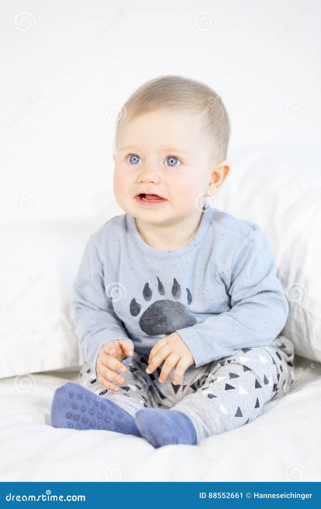 Beau Bebe Garcon S Asseyant Dans Le Lit Sur Le Fond Blanc Image Stock Image Du Doux Beau Beau Bebe Garcon S Asseyant Dans Le Lit Sur Le Fond Blanc Image Stock Image Du Doux Beau