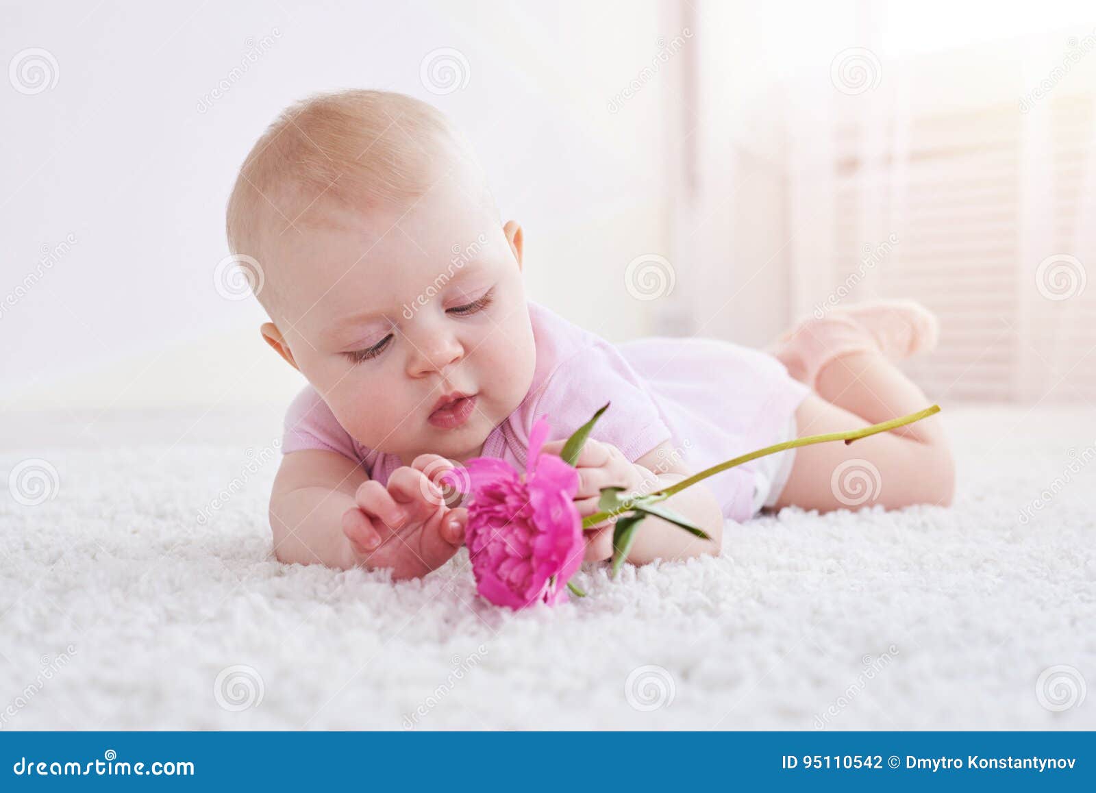 Beau Bebe Jouant Avec Une Fleur Photo Stock Image Du Fleur Beaute