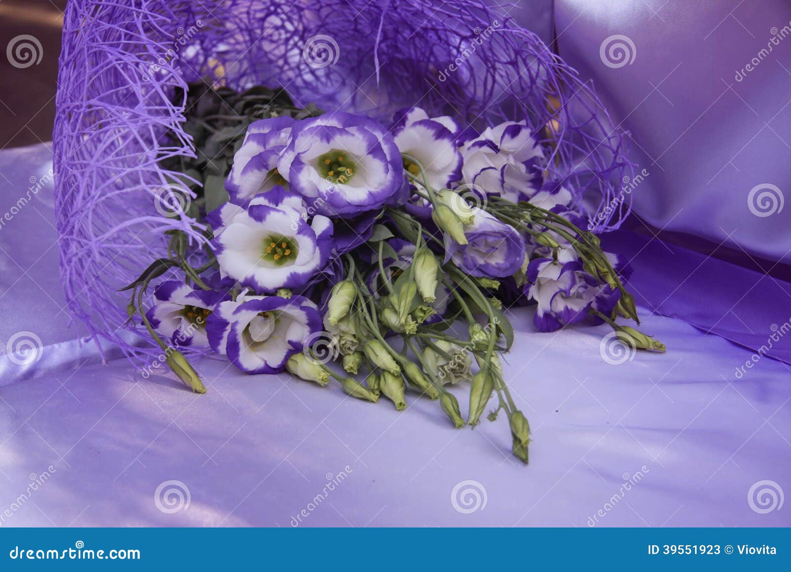 Beau Bouquet Dans La Couleur Mauve Image Stock Image Du
