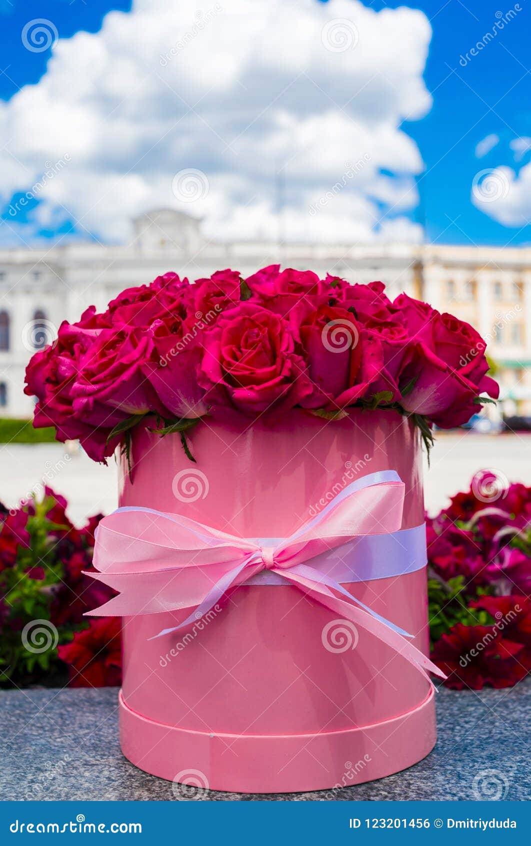 Beau Bouquet De Fleur Des Roses Roses Dans La Grande Boîte Rose Ronde De  Chapeau Photo stock - Image du vacances, décoration: 123201456