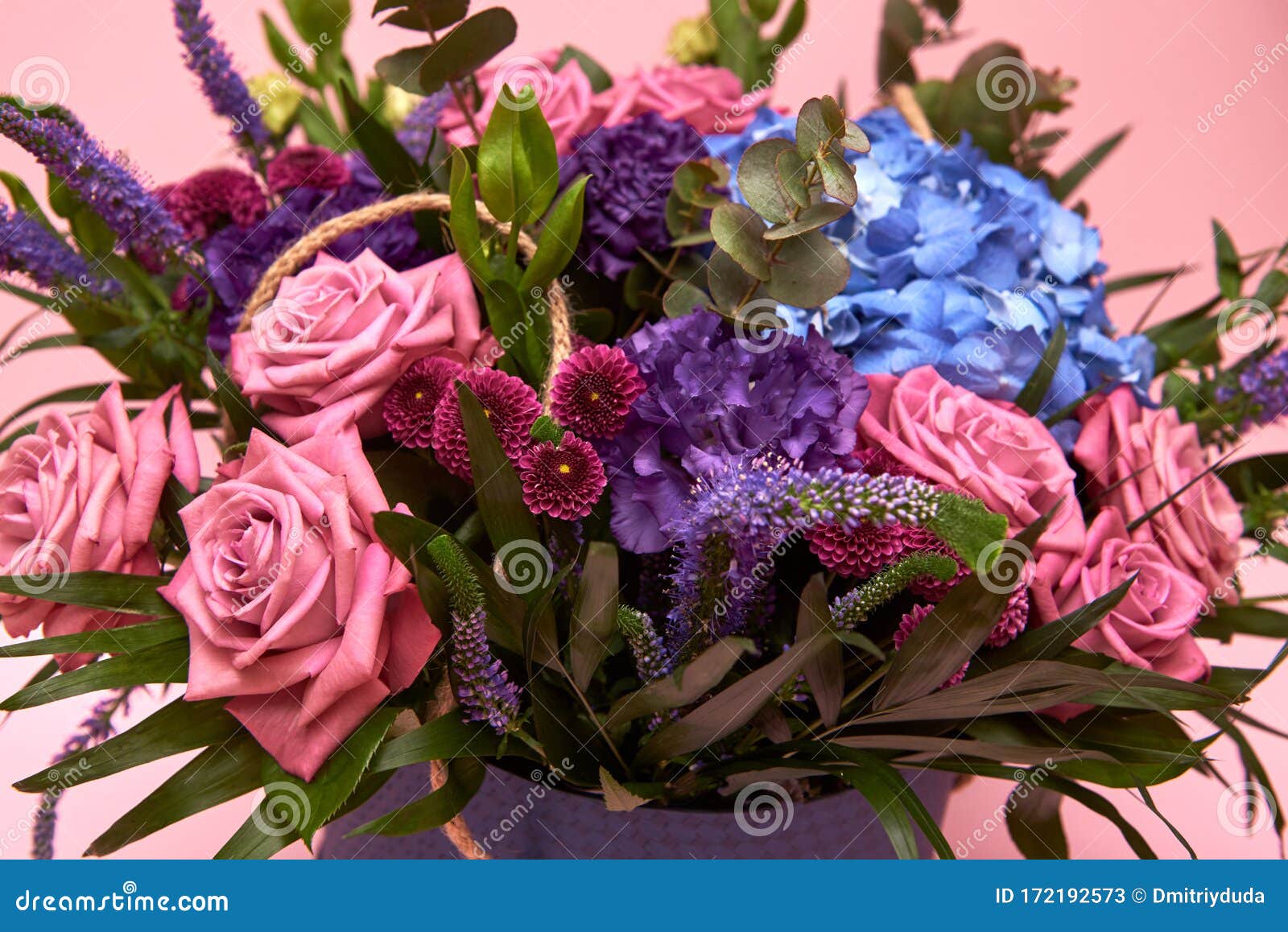 Beau Bouquet De Fleurs Violettes Roses Et Bleus Dans La Grosse Caisse  Violette De Chapeau Sur L'espace Rose Pastel De Copie De Fon Image stock -  Image du chapeau, livraison: 172192573