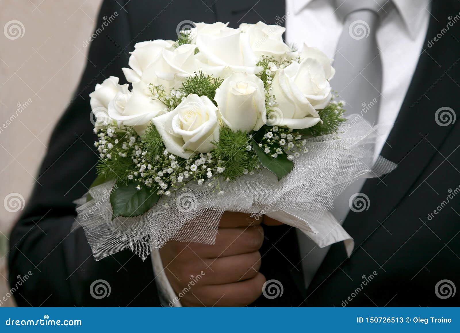 Beau Bouquet De Mariage De Roses Blanches à La Main De La Mariée Image  stock - Image du fête, nature: 150726513