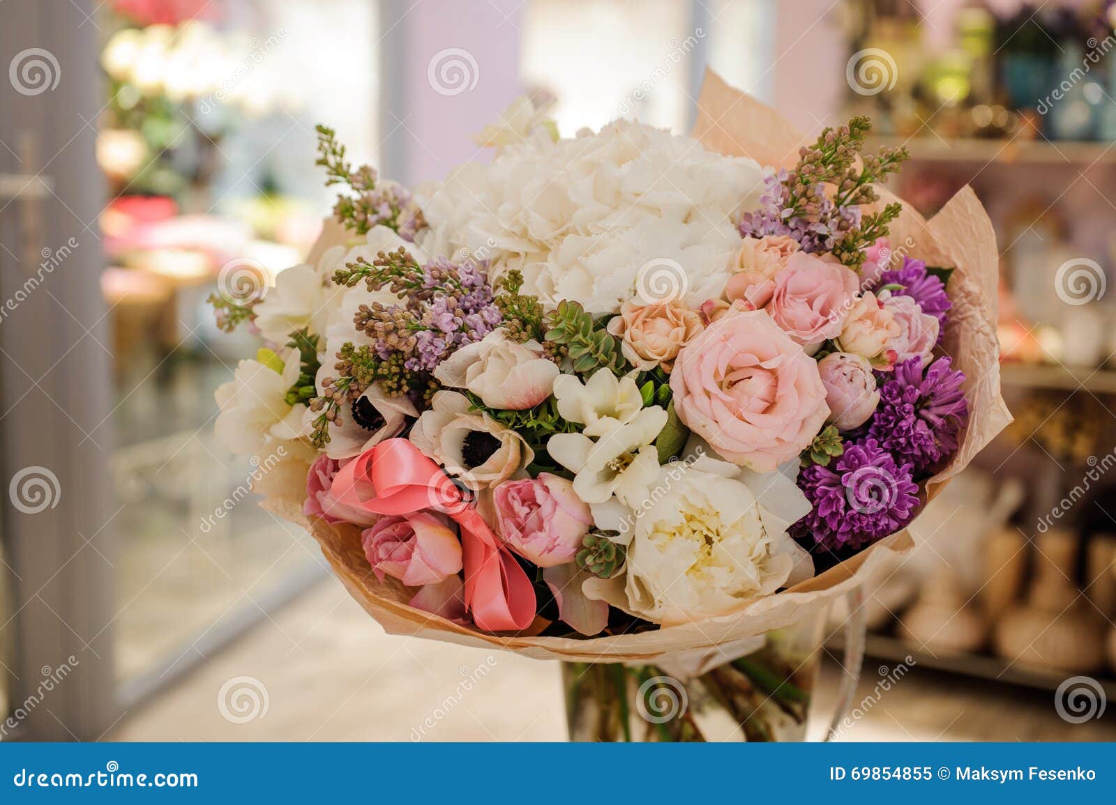 Beau Bouquet Romantique De Fleur Blanche, Rose, Pourpre Image stock - Image  du jour, décoration: 69854855