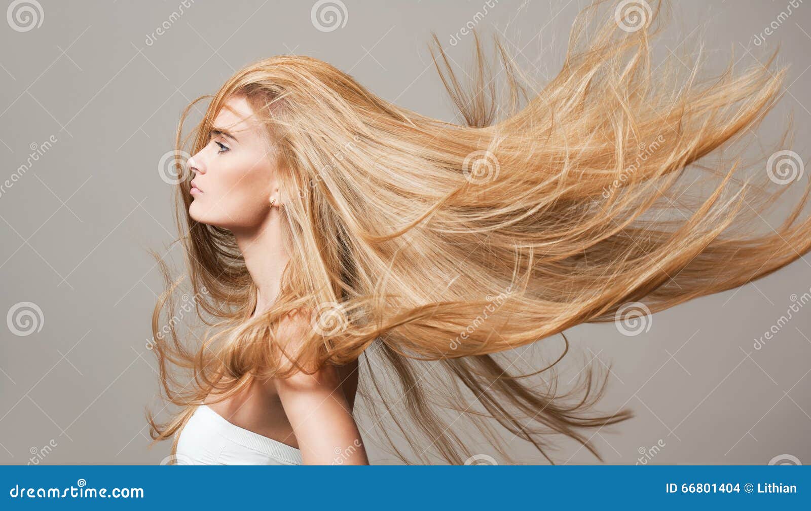 Une Femme Avec Ses Cheveux Au Vent Femme Blonde En Survêtement