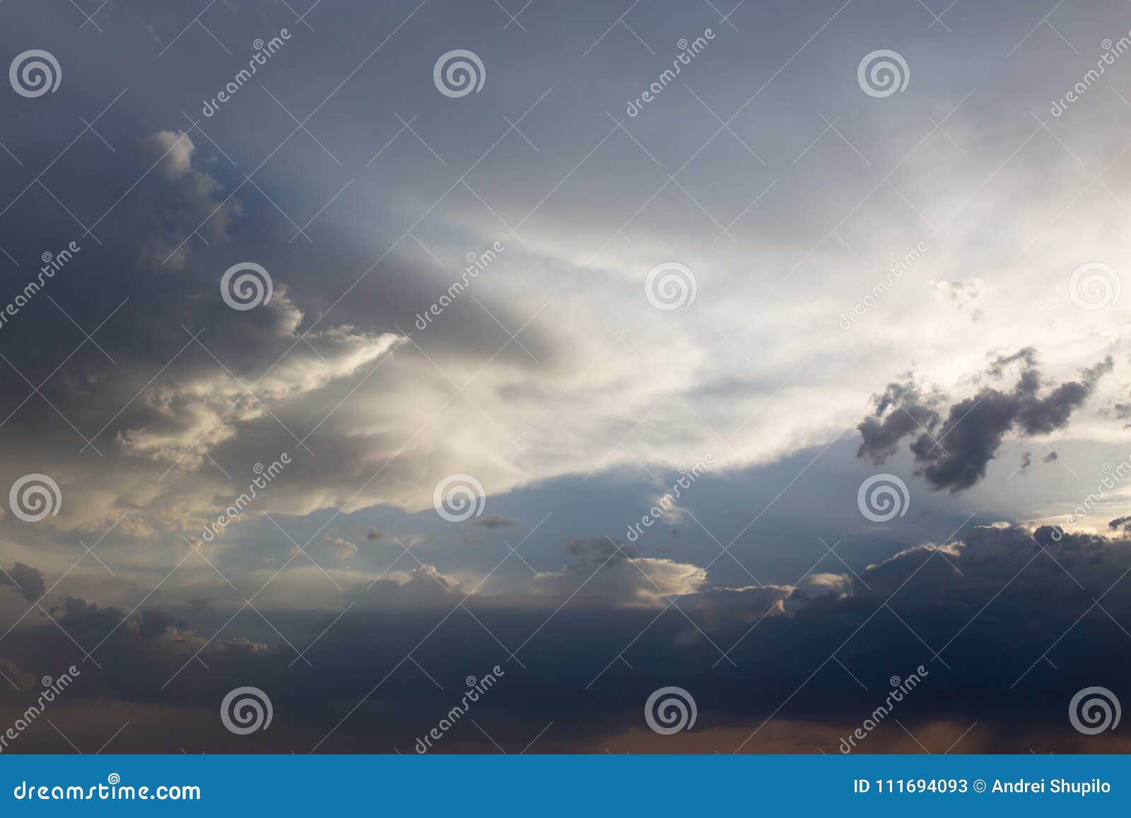 Beau Ciel Avec Des Nuages Le Soir Image stock - Image du horizon ...