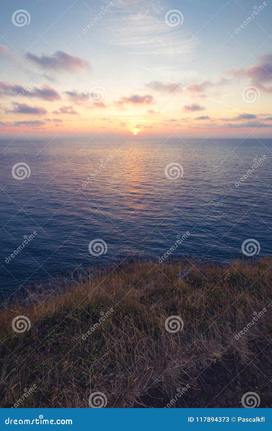 Beau Coucher Du Soleil à La Falaise Detretat Une Commune