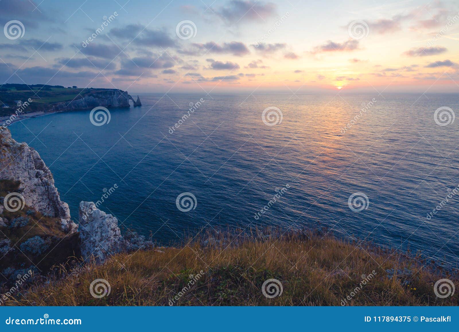 Beau Coucher Du Soleil à La Falaise Detretat Une Commune