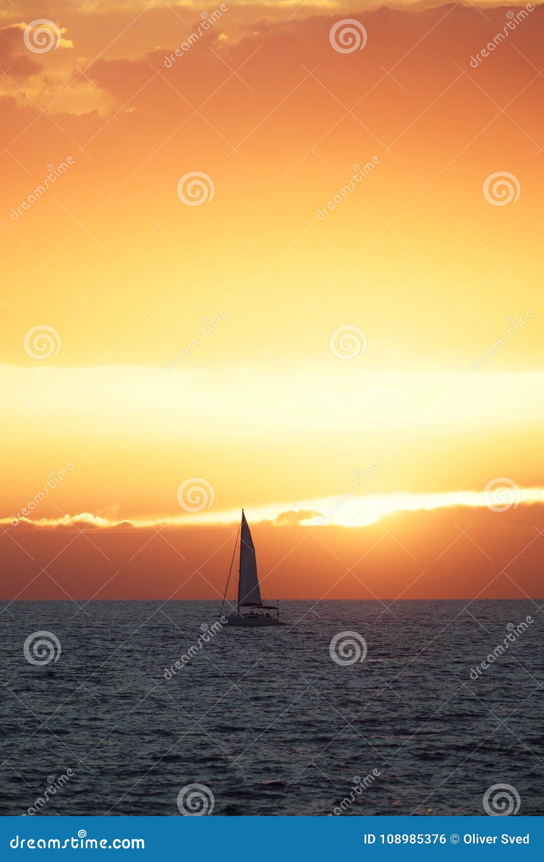 Beau Coucher Du Soleil à La Mer Avec Le Bateau à Voile Photo