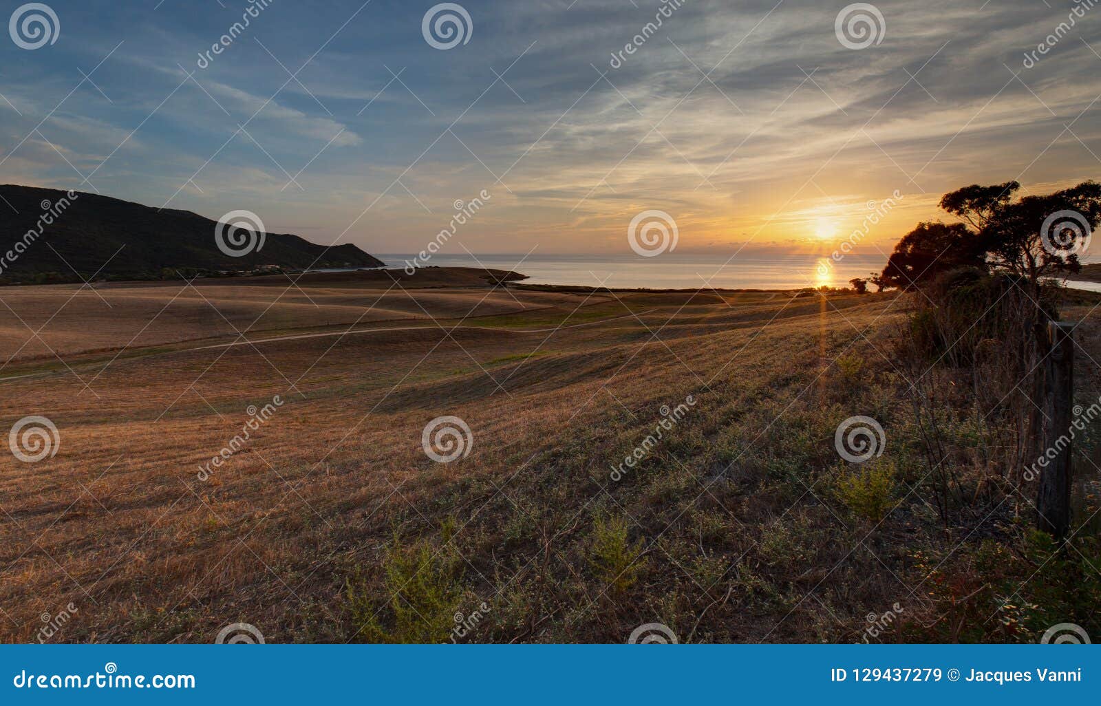 Beau Coucher Du Soleil En Capo Di Feno Près Des Frances D