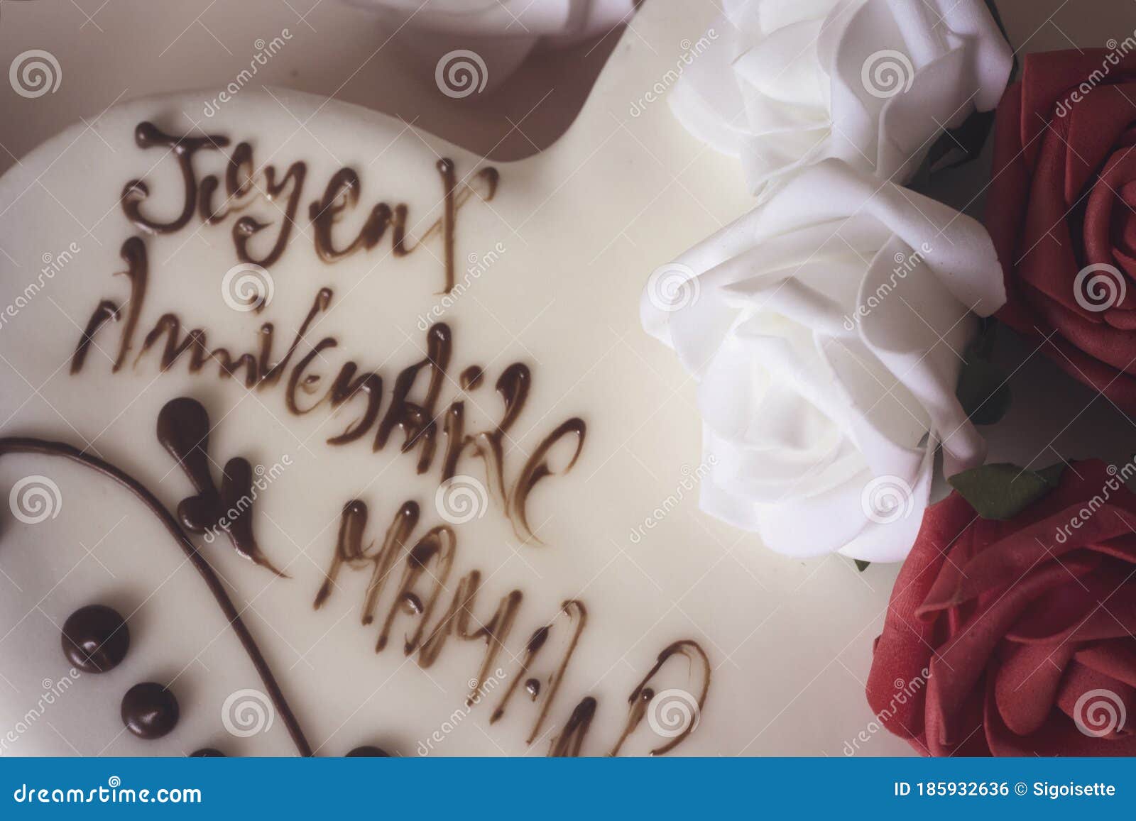Beau Et Delicieux Gateau Avec Le Texte De Maman De Joyeux Anniversaire Traduit En Francais Photo Stock Image Du Traduit Anniversaire
