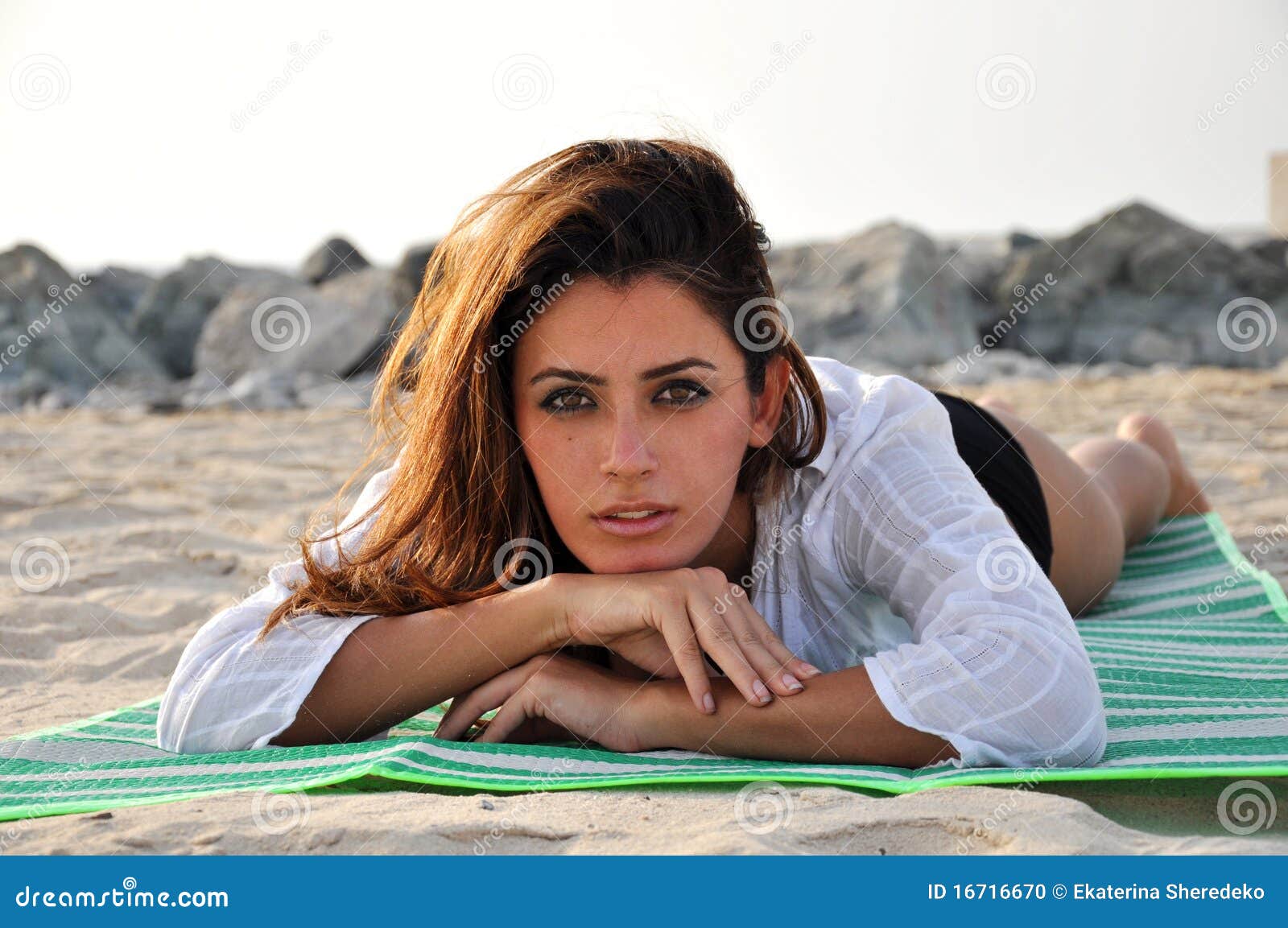 Beau femme sur la plage photo stock. Image du plage, modèle 16716670