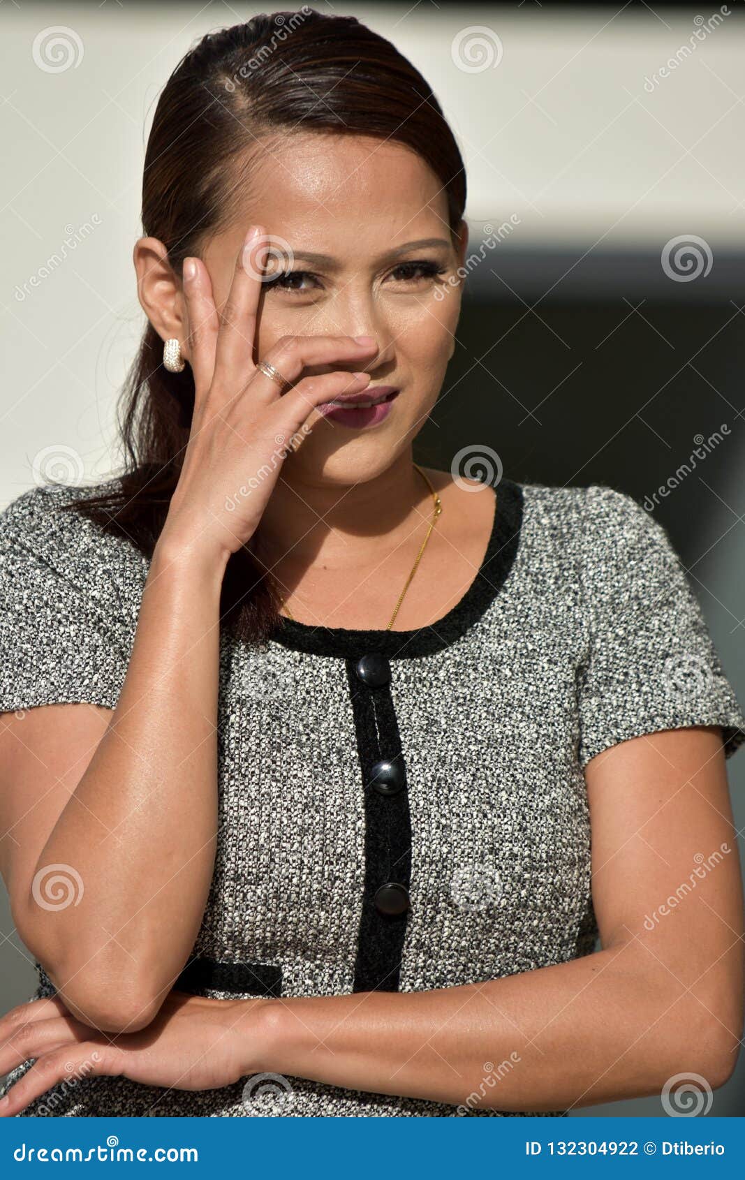 Beau Filipina Woman Contemplatif Photo Stock Image Du Femme Philippin 132304922