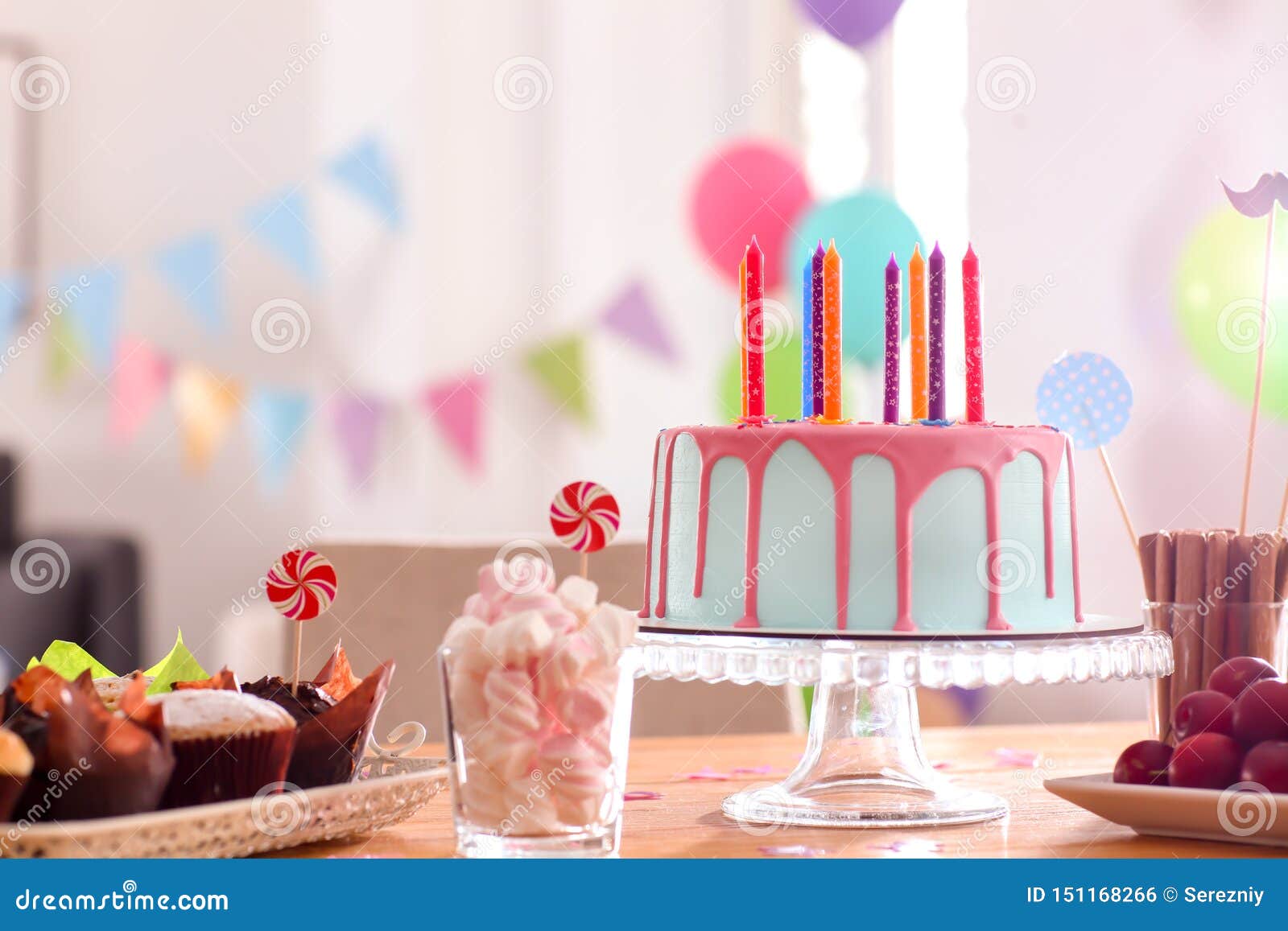 Beau Gateau D Anniversaire Avec Des Bougies Et De Differents Bonbons Sur La Table Photo Stock Image Du Frais Nourriture Beau Gateau D Anniversaire Avec Des Bougies Et De Differents Bonbons Sur La Table Photo Stock Image Du Frais Nourriture