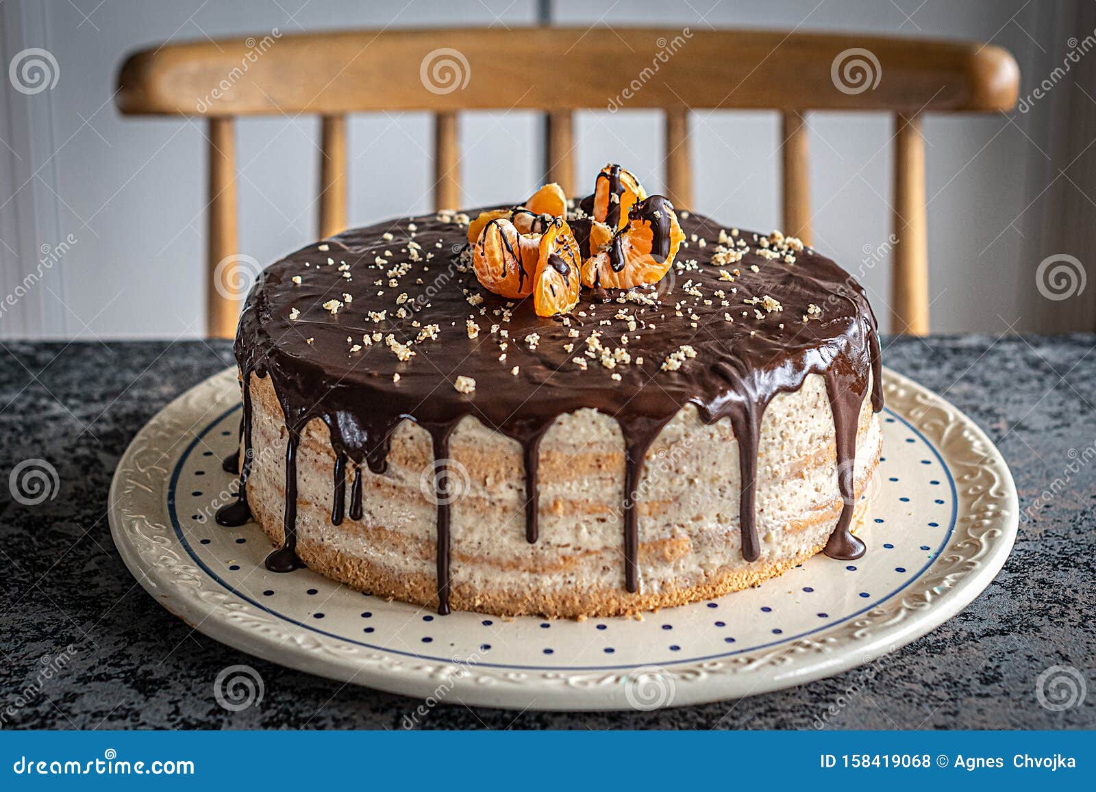 Beau Gateau D Anniversaire Decore Et Stylise Sans Bougie Sur Une Table Avec Chaise En Fond Sonore Oranges Noix Et Photo Stock Image Du Mandarine Gateau