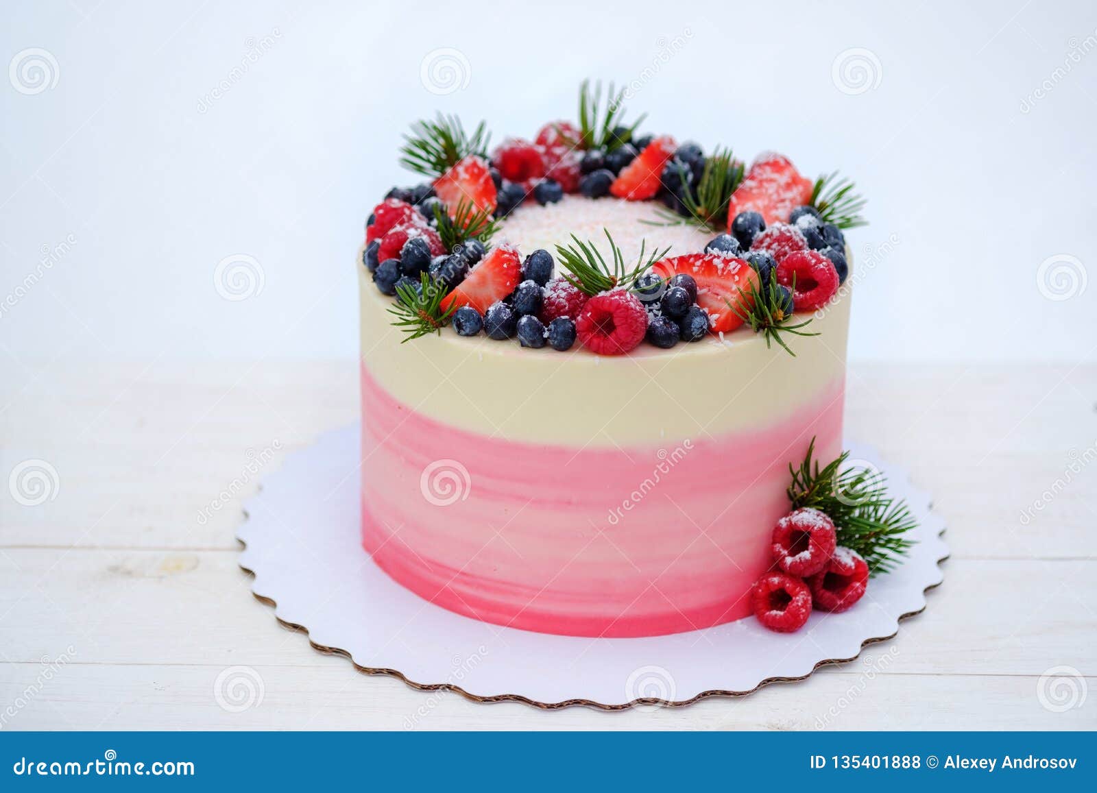 Beau Gateau D Anniversaire Dans Le Style D Hiver Avec Des Branches De Sapin Et Des Baies Naturelles Photo Stock Image Du Normal Table Beau Gateau D Anniversaire Dans Le Style D Hiver Avec Des Branches De Sapin Et Des Baies Naturelles Photo Stock Image Du Normal Table
