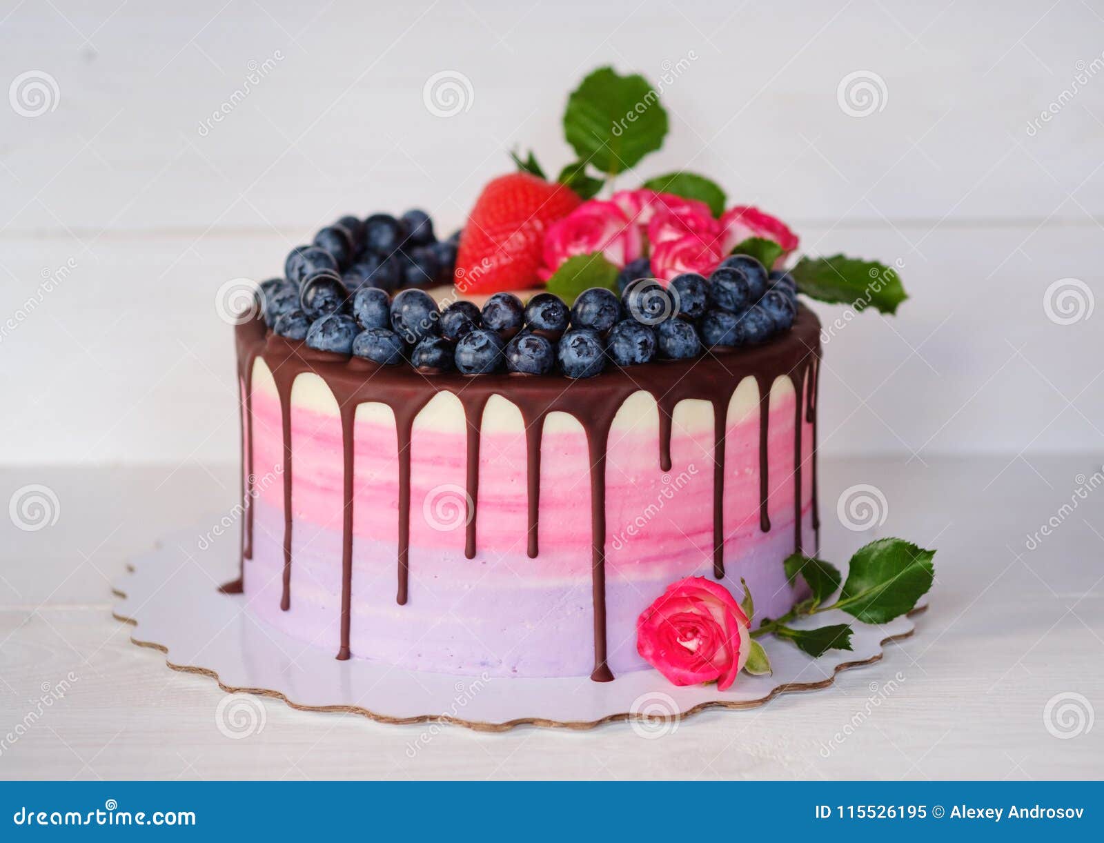 Beau Gâteau D'anniversaire Fait Maison Avec Les Roses Vivantes Image stock - Image du ...