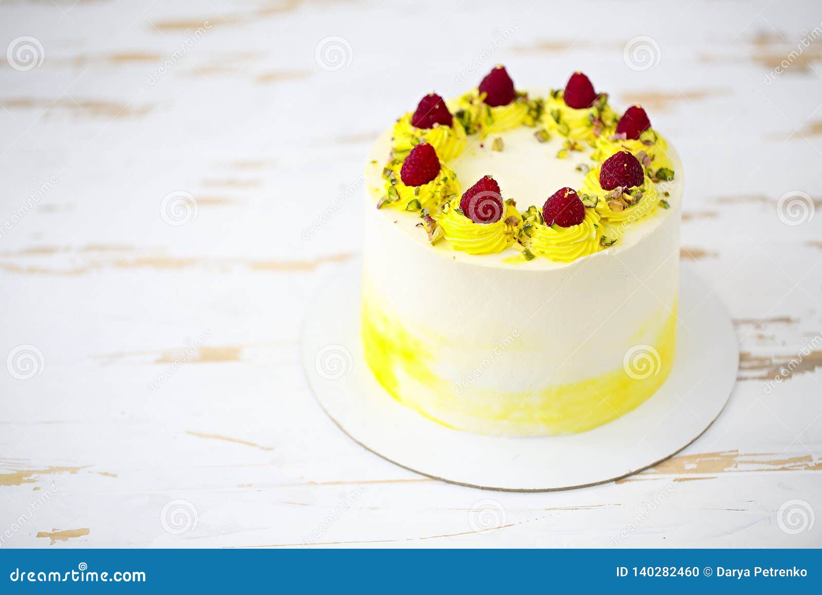 Beau Gateau De Joyeux Anniversaire Avec Le Mascarpone Decore De La Framboise De La Pistache Et Des Bougies Photo Stock Image Du Anniversaire Decore Beau Gateau De Joyeux Anniversaire Avec Le Mascarpone Decore De La Framboise De La Pistache Et Des Bougies Photo Stock Image Du Anniversaire Decore
