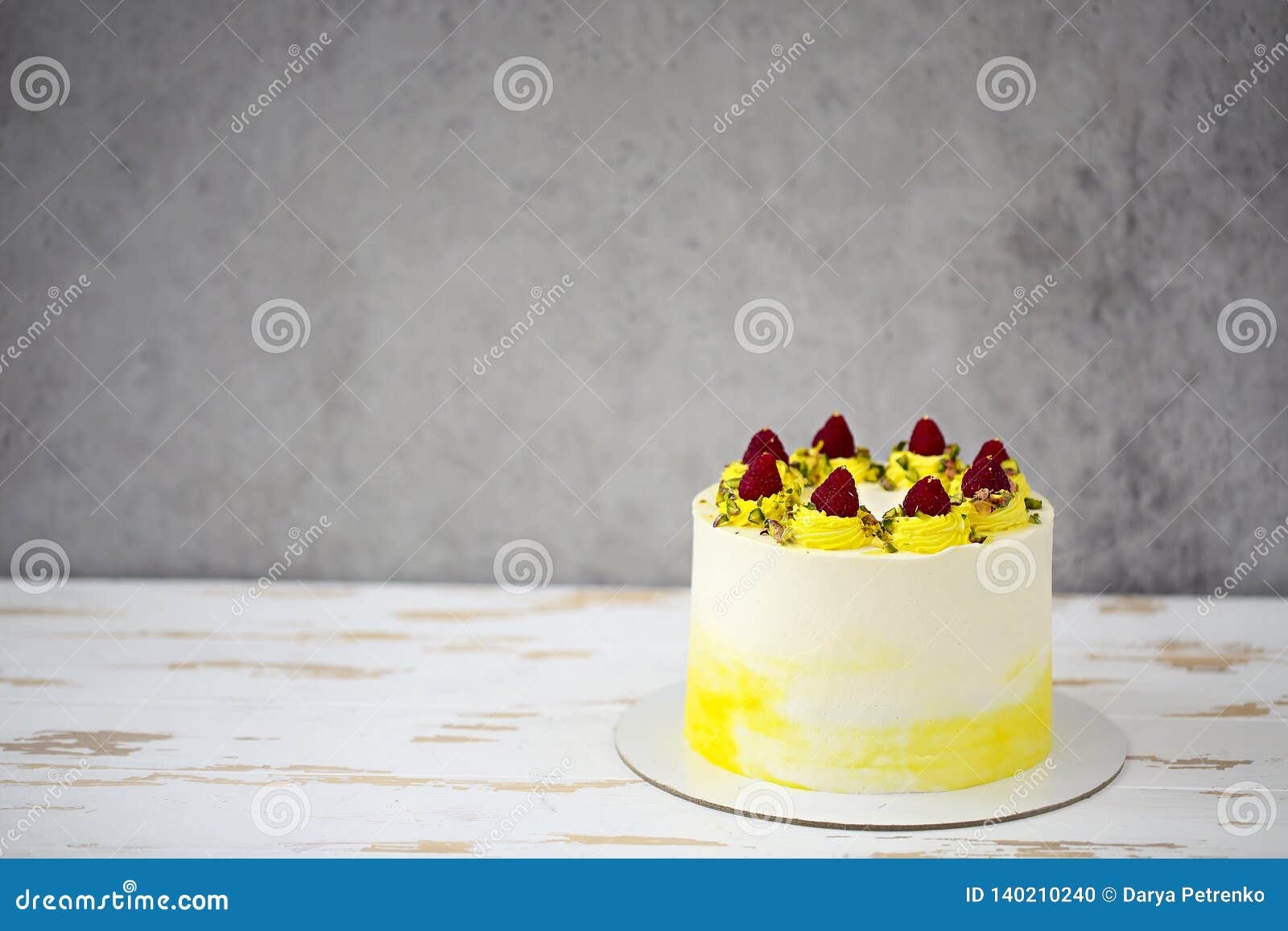 Beau Gateau De Joyeux Anniversaire Avec Le Mascarpone Decore De La Framboise Pistache Photo Stock Image Du Mascarpone Decore Beau Gateau De Joyeux Anniversaire Avec Le Mascarpone Decore De La Framboise Pistache Photo Stock Image Du Mascarpone Decore