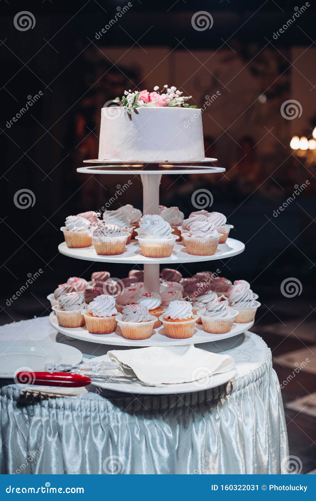 Beau Gateau De Mariage Avec Fleurs Sur La Table Image Stock Image Du Blanc Restaurant Beau Gateau De Mariage Avec Fleurs Sur La Table Image Stock Image Du Blanc Restaurant