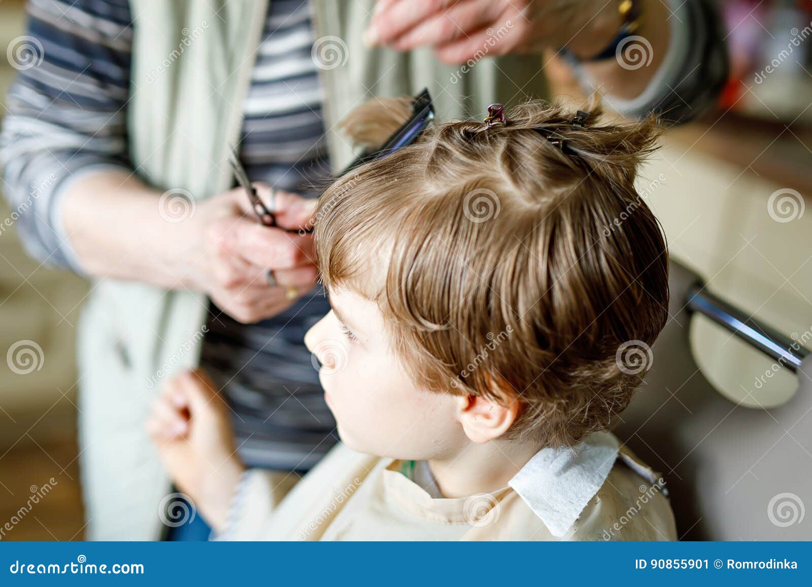 Beau Garcon D Enfant Avec Les Poils Blonds Obtenant Sa Premiere Coupe De Cheveux Image Stock Image Du Avec Premiere Beau Garcon D Enfant Avec Les Poils Blonds Obtenant Sa Premiere Coupe De Cheveux Image Stock Image Du Avec Premiere