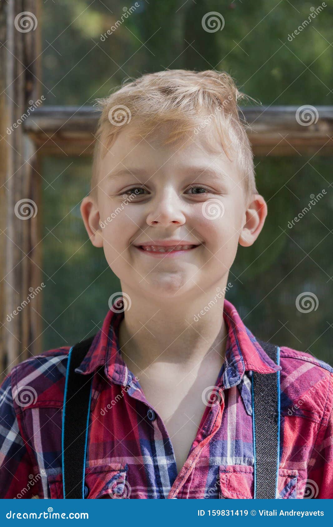 Beau Garçon De 7 Ans Dans Le Parc Image stock - Image du extérieur, fleur:  159831419