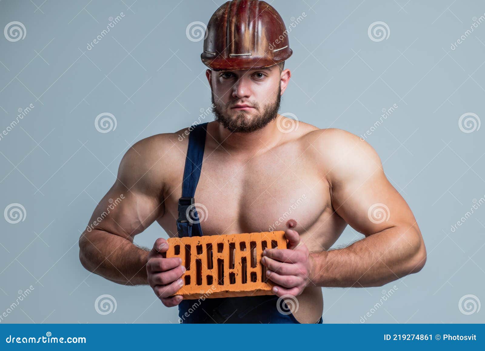 Homme avec casque et liste de contrôle sur chantier' Tablier