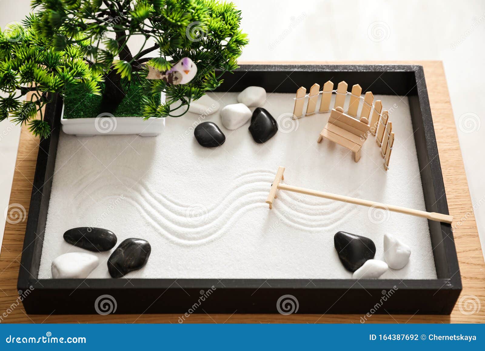 Beau Jardin Zen Miniature Sur Table Photo stock - Image du miniature,  méditation: 164387692