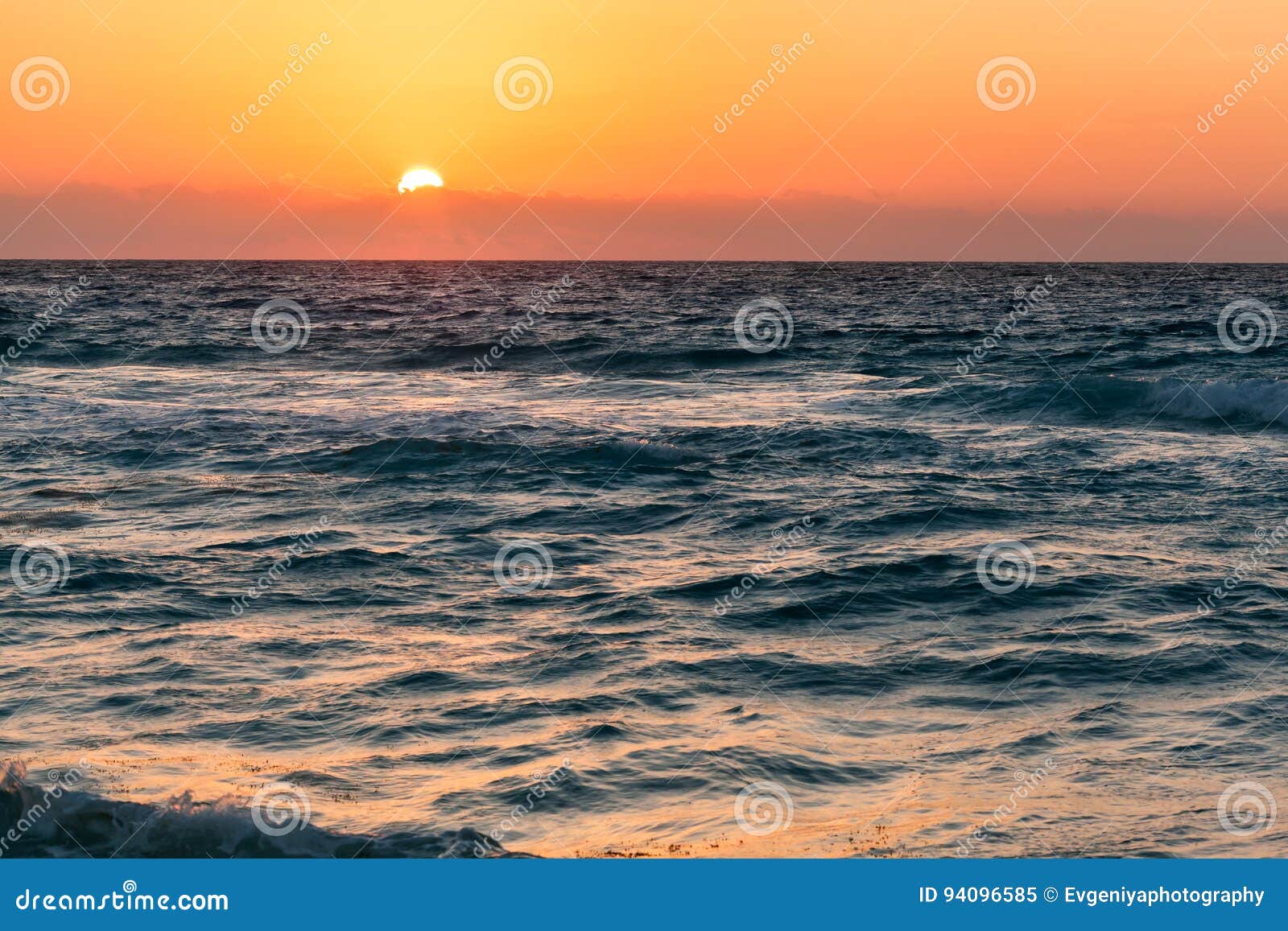 Beau Lever De Soleil Tropical Sur La Plage Au Dessus De L